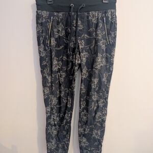 NWOT Athleta Size 6 Floral Black Trekkie North Ankle Crop Jogger Athleisure Goth